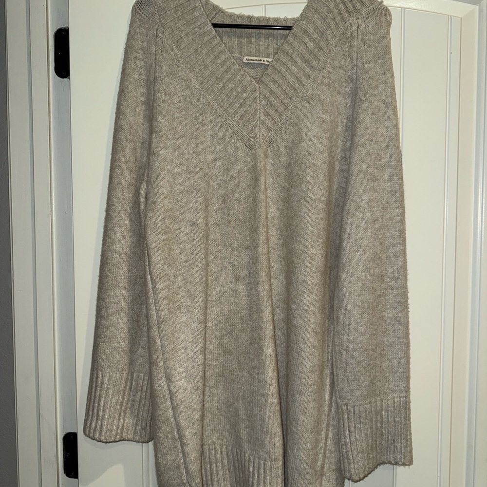 Abercrombie & Fitch Women's V-Neck Sweater in Cream